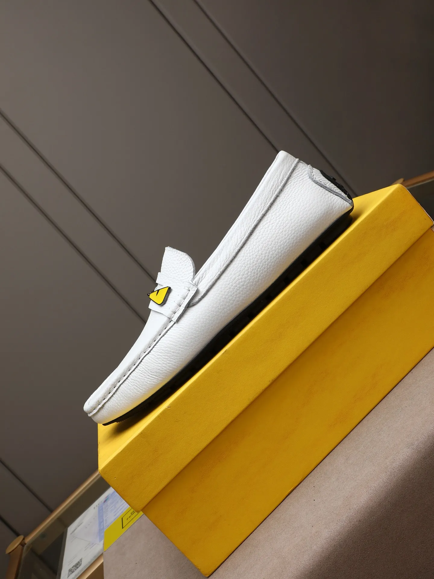 Men's shoes 💰400💰[FENDI] The little monster of Fendi F family, which is popular all over the world, is coming in a big way, the latest color, driving slip-on loafers, avant-garde and versatile fashion men's shoes, bun shoes, bean shoes👌👌👌 Private mold opening, 1:1 reproduction... The upper is made of first-layer cowhide, and the first-layer pigskin lining... is extremely comfortable, fashionable, simple, atmospheric and personalized [color] The side of the shoe is more refined, and the overall effect is handsome [ Turn in a circle][Turn in a circle]💭This hardware monster with eyes is not the popular version on the market🚳🚳Compared with the old model, it is more trendy, eye-catching and more classy🔰This summer, the little monster will subvert the old ideas and share the fashion with you🔱A must-have for fashionistas! Must keep it for yourself! Online outsole, high-end quality workmanship. Color: black, blue, white, red. Matching code: 38-44 (45 46 47 customized) (standard leather shoe size)